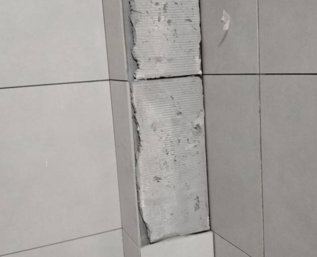 宝鸡瓷砖空鼓维修公司分享下瓷砖施工前基层浇水润湿程度不足，可能导致以下问题